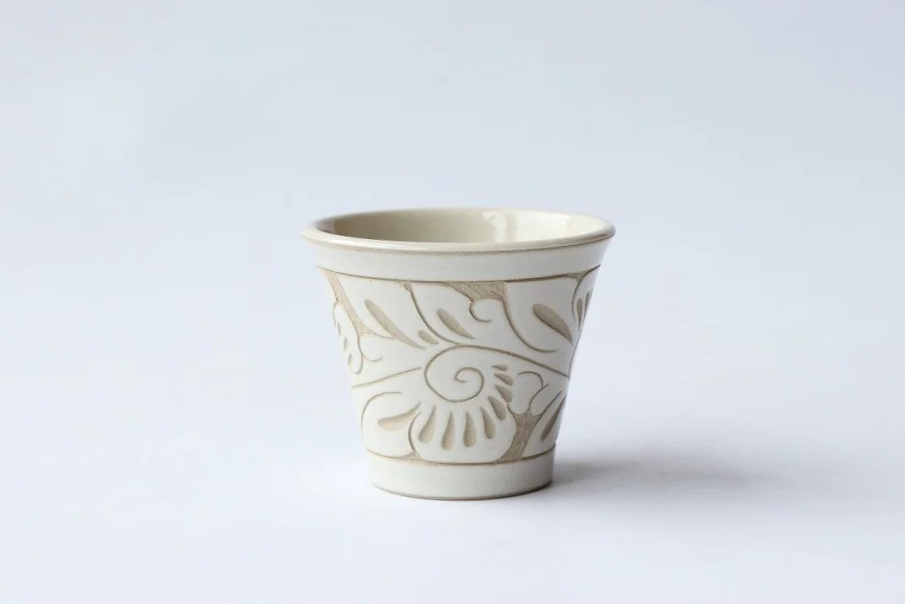 育陶園 一色・フリーカップ極小 乳白唐草線彫