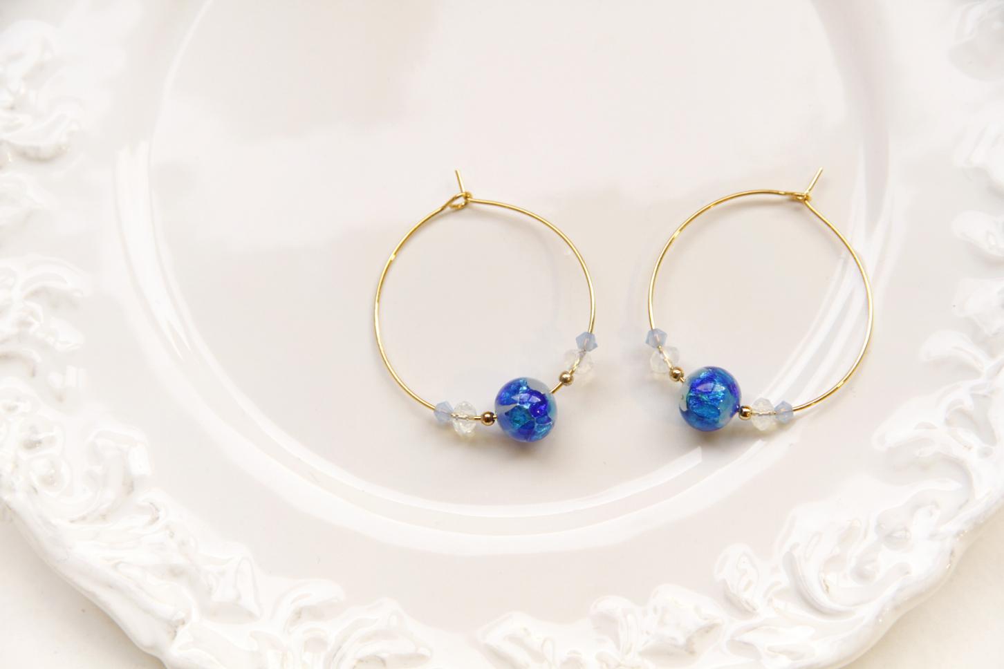 ホワイトホタルガラスフープ ピアス