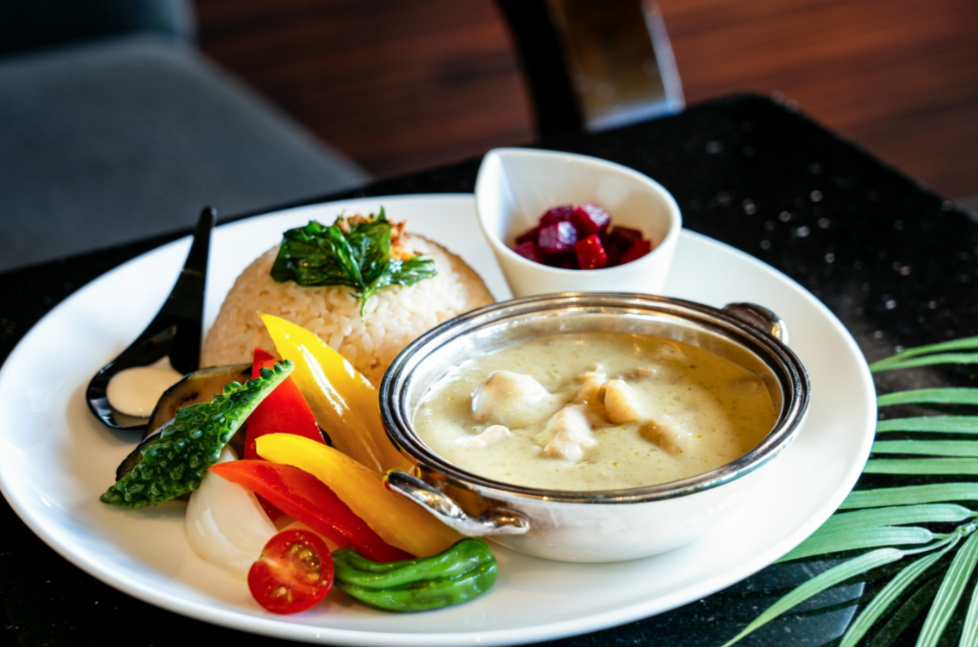 ホテルで愛され続ける、奥深いコクと爽やかな辛味の極上グリーンカレー