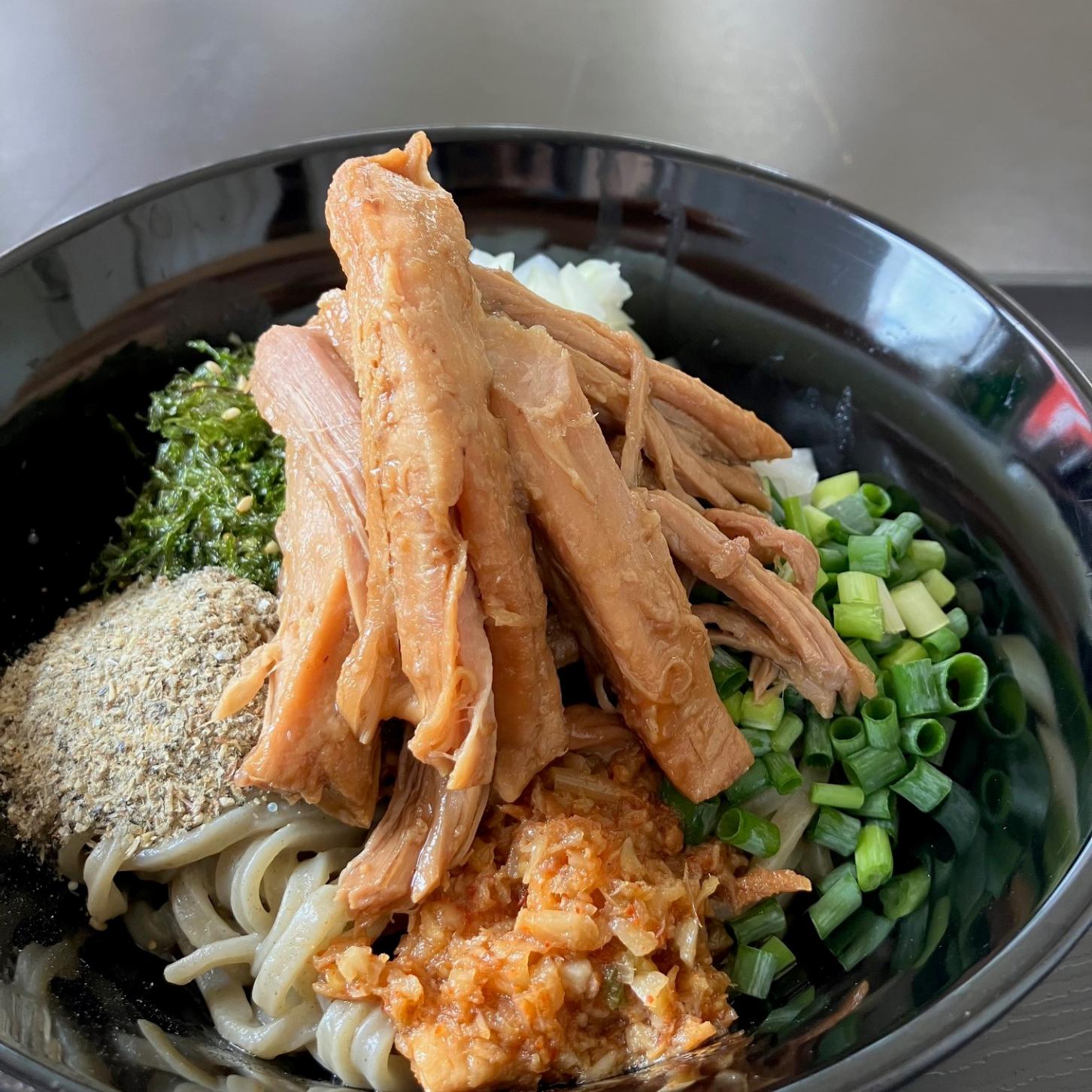 金城畜産/豚の丸焼きリッチセット ほぐし肉&ラー油&あざみ麺　【送料込・冷凍便】