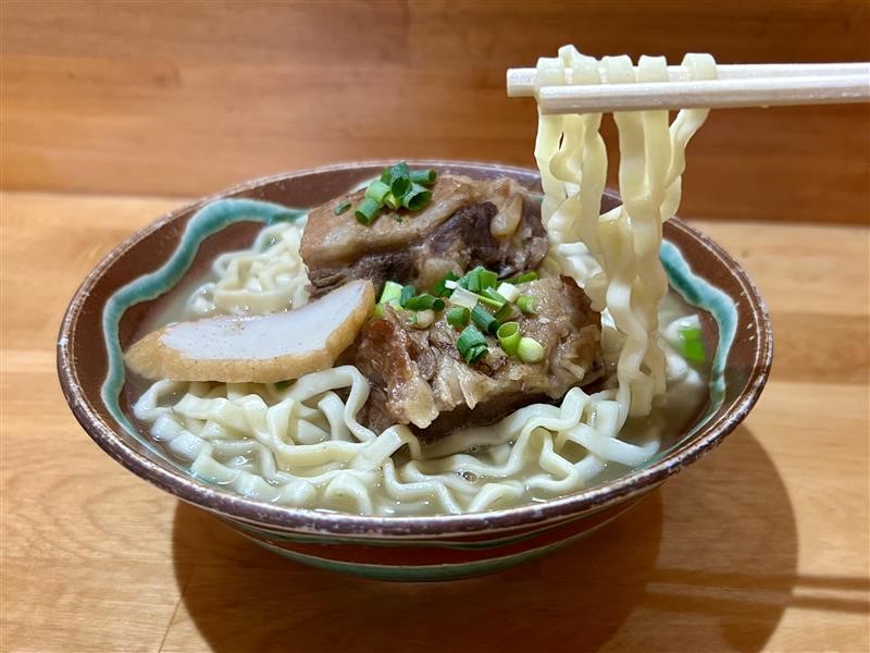 こだわりの一杯、澄みわたる沖縄そば