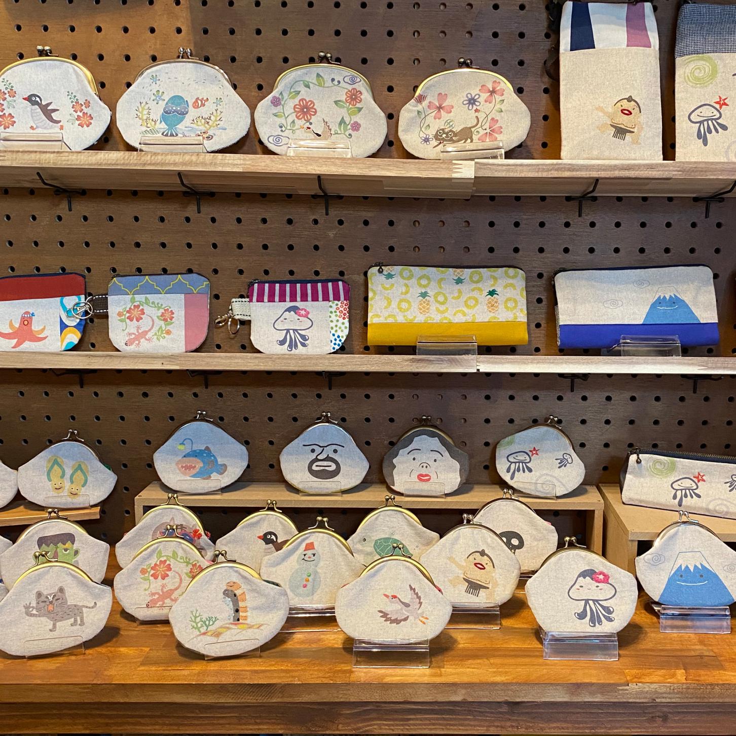 ユニークな沖縄柄の小物たち